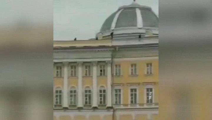 В Санкт-Петербурге руферы пробежались по зданию Главного штаба Эрмитажа