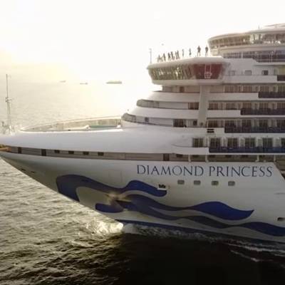 С лайнера Diamond Princess эвакуируют больных короновирусом и пенсионеров