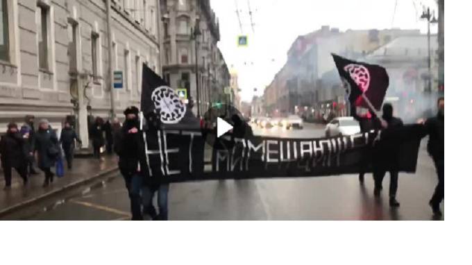 Националисты провели в центре Петербурга марш с файерами