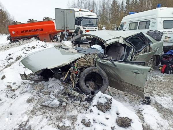 На трассе М-5 в Челябинской области столкнулись три грузовика и иномарка
