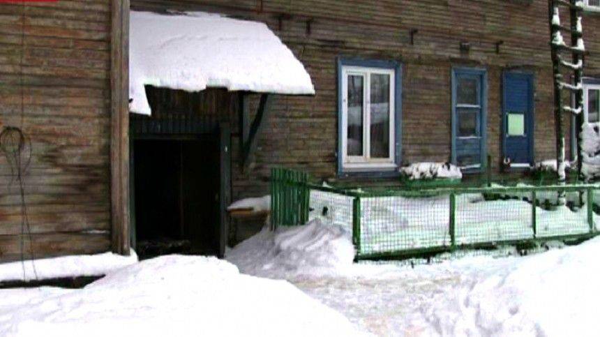Туалет-палатка: жители аварийного дома в Архангельске организовали уборную во дворе