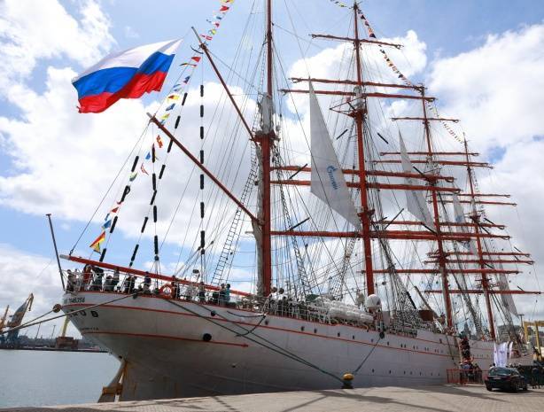 Три знаменитых парусника России готовятся к исторической встрече
