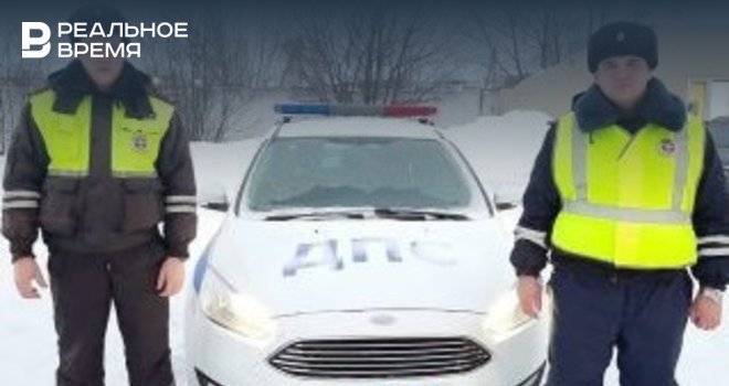 В Татарстане полицейские спасли замерзающую семью с двумя детьми