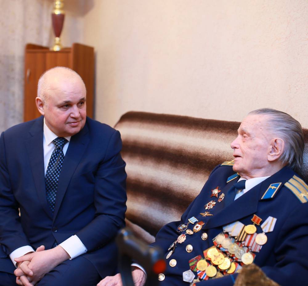 Сергей Цивилёв вручил медаль прославленному советскому лётчику