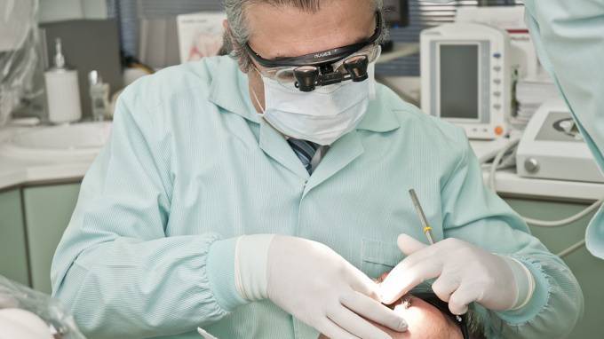 Эксперты подсчитали зарплаты стоматологов в Петербурге