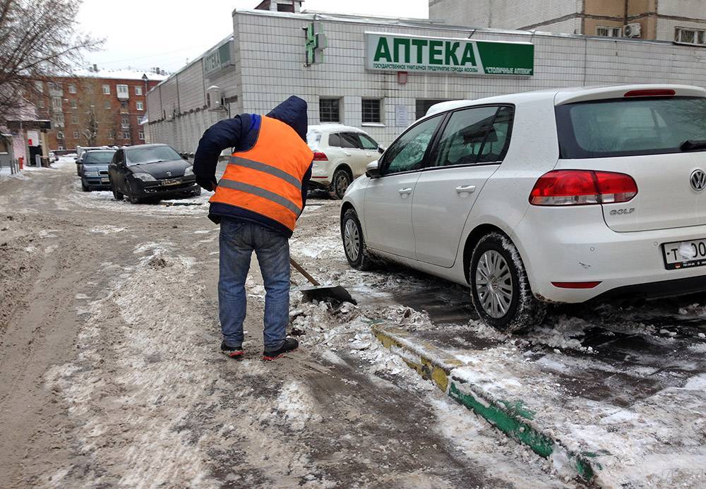 Снег и аномально низкое давление: Москва оказалась во власти непогоды