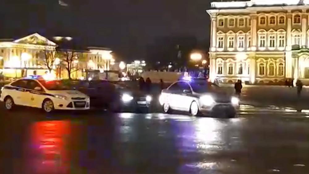 Пьяный водитель устроил погоню на Дворцовой площади (видео)