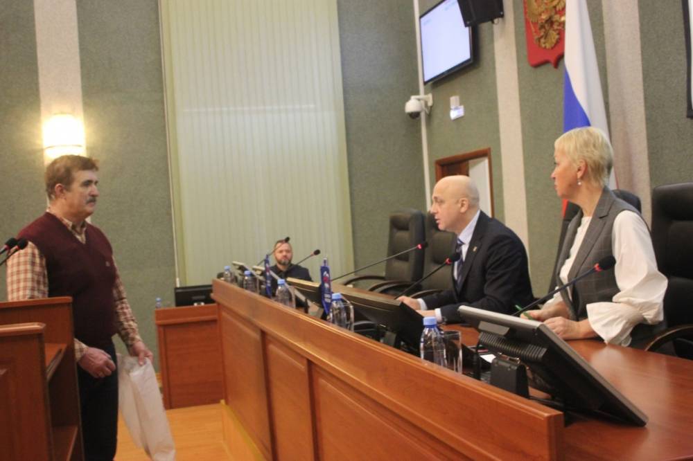 Пенсионер поблагодарил депутатов Карелии за индексацию в 21 рубль рулоном туалетной бумаги