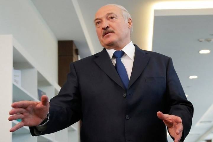 Лукашенко сравнил фейки в СМИ с химическим оружием