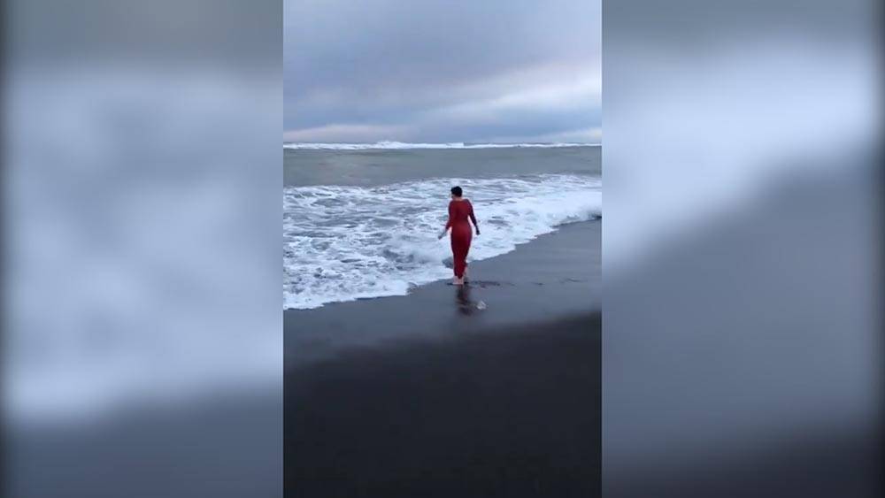 Савченко в вечернем красном платье нырнула в океан (видео)