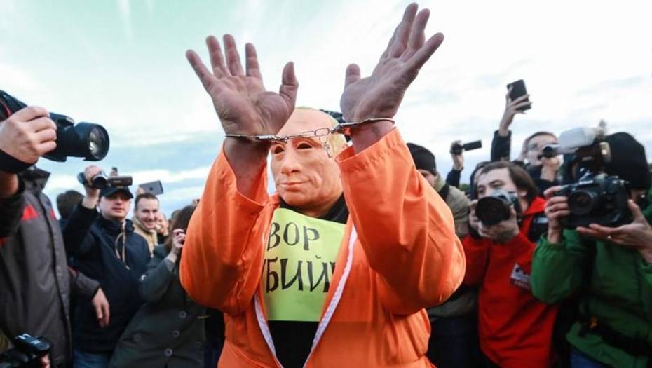 «Активист в маске Путина» получил 3,5 года после провокации властей и поддельной экспертизы — «Новая газета»