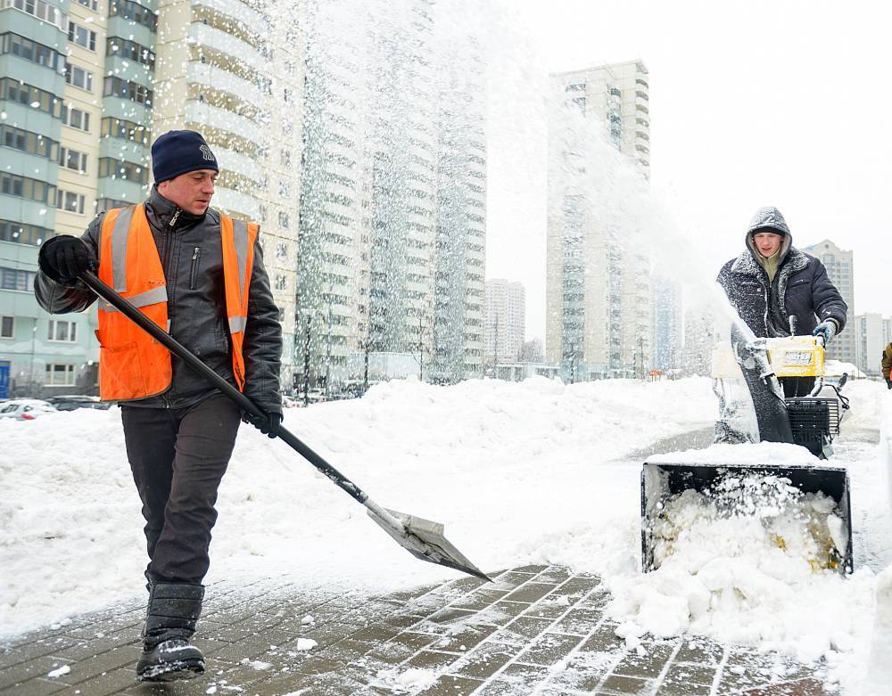 Коммунальщики столицы оперативно устраняют последствия снегопада