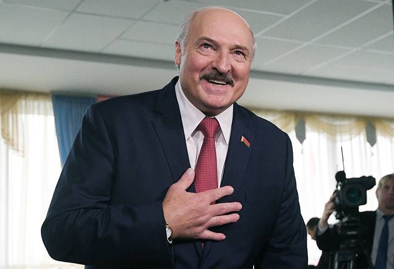 Лукашенко попросил не перехваливать его в СМИ