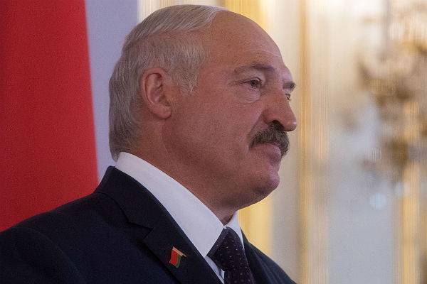 Лукашенко призвал СМИ Белоруссии не «перебирать» с похвалами