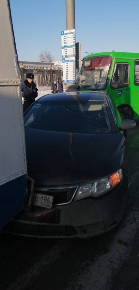 В Екатеринбурге столкнулись два автобуса, троллейбус и автомобиль. Есть пострадавшие