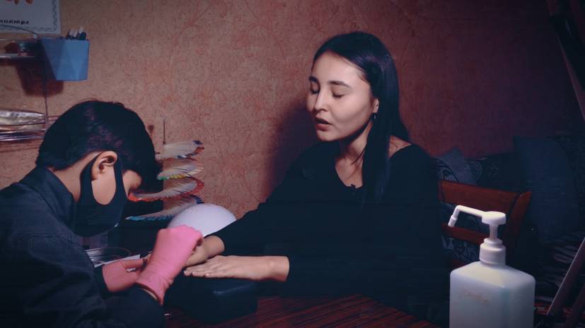Юный мастер маникюра: шестиклассник из Казахстана решил заработать на лечение брата-инвалида
