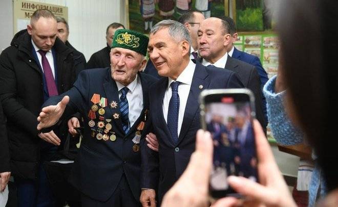 Рустам Минниханов вручил первую медаль 75-летия Победы участнику войны
