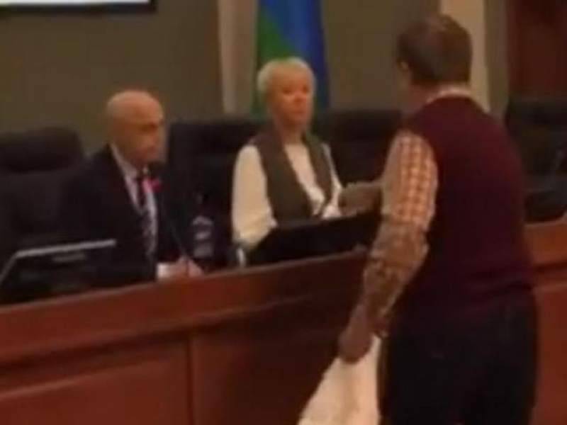 Пенсионер в Карелии подарил депутатам туалетную бумагу за прибавку к пенсии