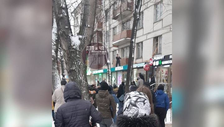 В Москве полицейские сняли с крыши магазина неадекватного мужчину