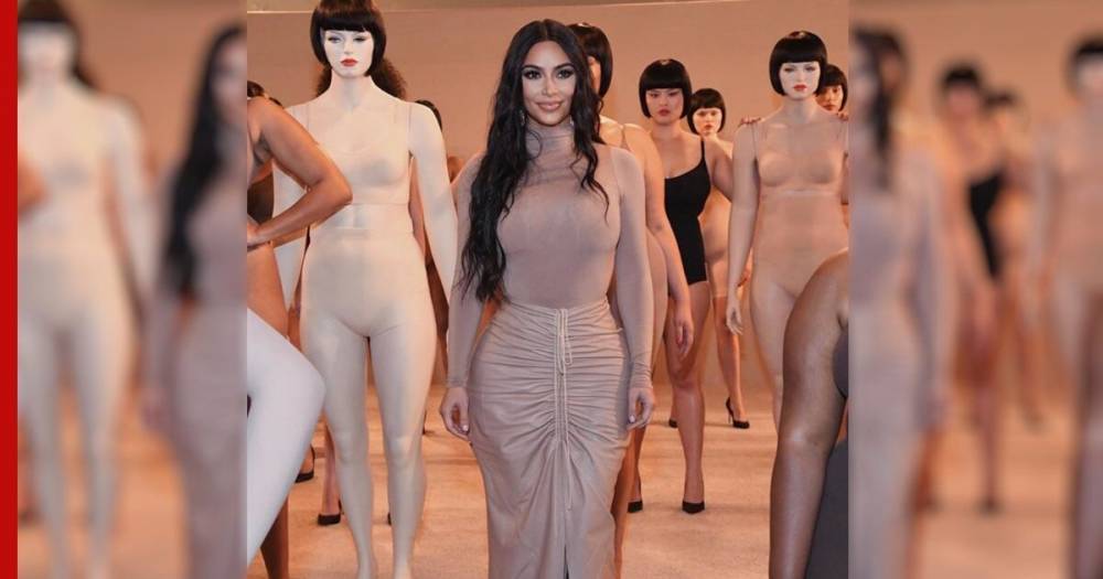Ким Кардашьян опозорилась в супермодной юбке