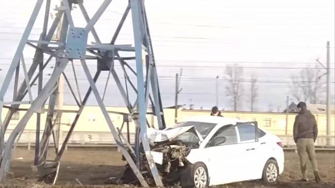 Видео: машина врезалась в ЛЭП на Витебском проспекте