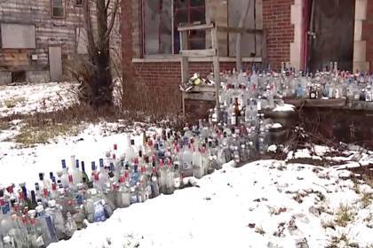 Память умерших почтили сотнями пустых бутылок