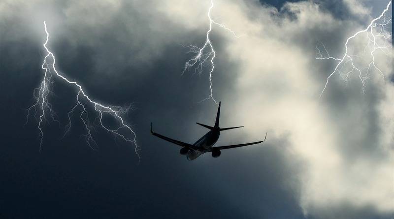 На видео запечатлен момент попадания молнии в пассажирский самолет