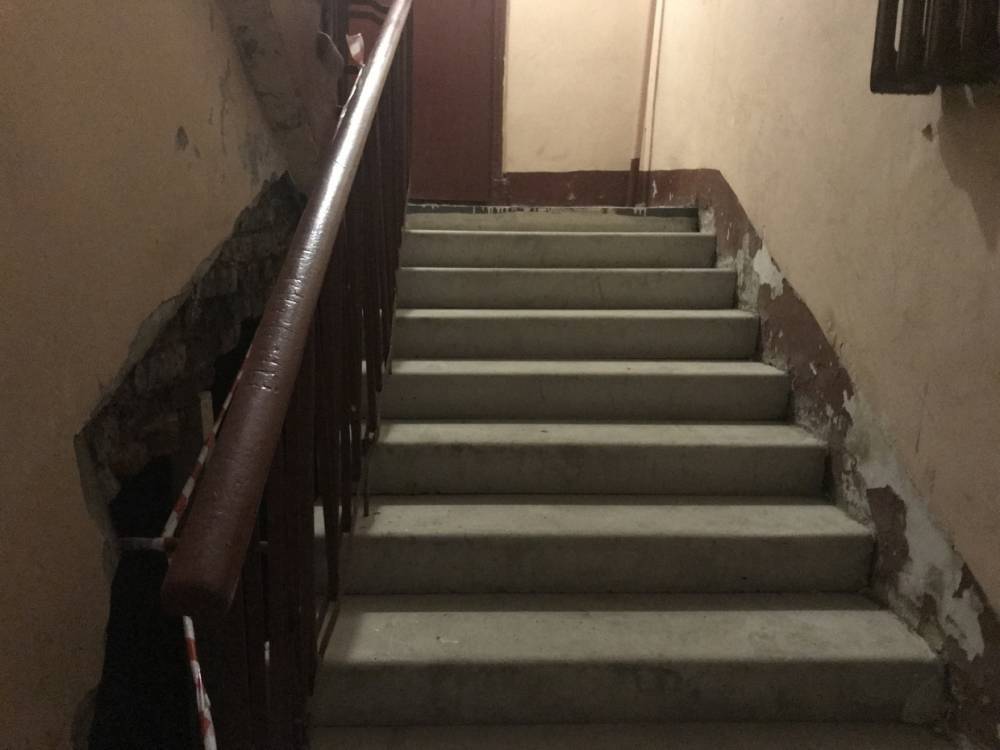 Жители дома на Кондратьевском боятся нового обвала восстановленной лестницы