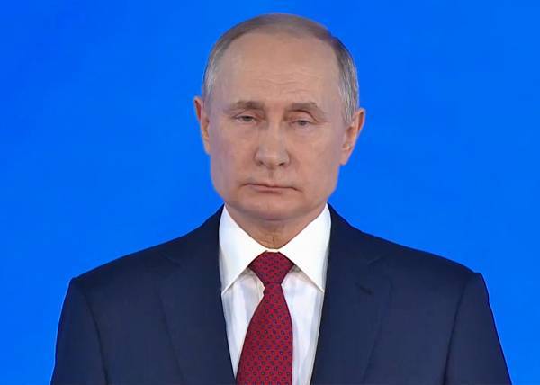 Опрос: уровень доверия Путину за два года снизился почти в два раза