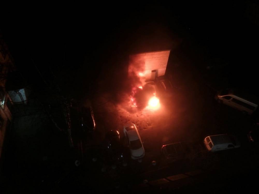 Ночной пожар на проспекте Кузнецова поглотил два припаркованных авто