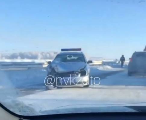 Появилось видео последствий ДТП с участием автомобиля ГИБДД на кузбасской трассе