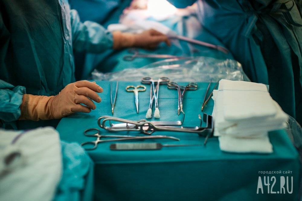 В Кемерове врачи удалили пациентке огромную опухоль