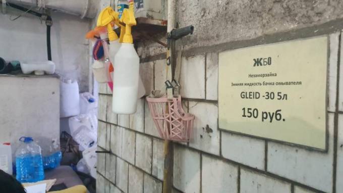 В Колпино полицейские изъяли тонну "омывайки" с метанолом