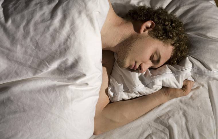 Мужчина с редким заболеванием проспал 41 день подряд