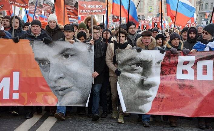 Deník N (Чехия): Площадь Бориса Немцова, вероятно, не встревожит Кремль. Он умеет пользоваться смертью убитого лидера оппозиции в свою пользу