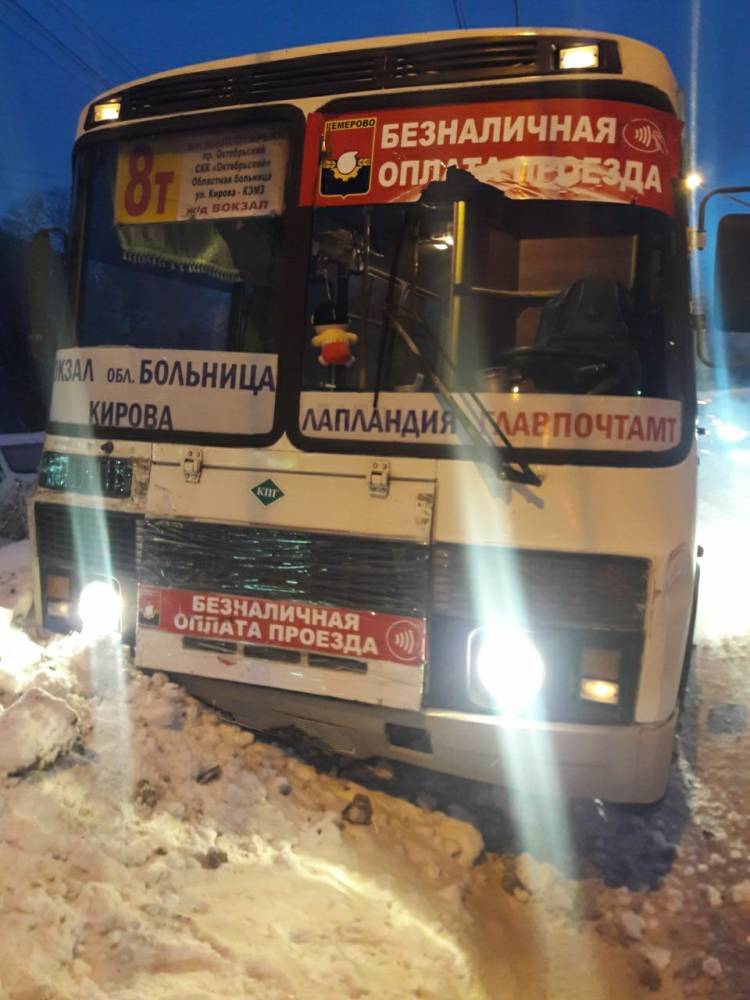 В Кемерове водитель маршрутки попал в ДТП и отказался от медосвидетельствования из-за наркотиков