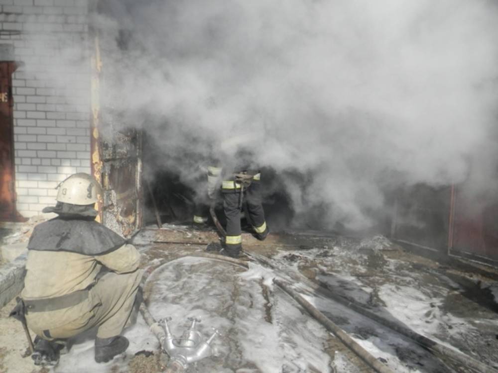 Пять пожарных тушили горящий гараж в Кандалакше