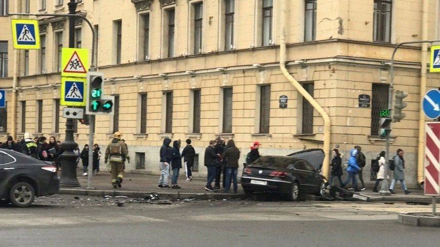 Видео: В Петербурге Volkswagen вылетел на тротуар после ДТП