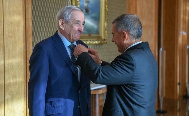 Минниханов вручил медаль в честь 100-летия ТАССР экс-главе татарстанского КГБ