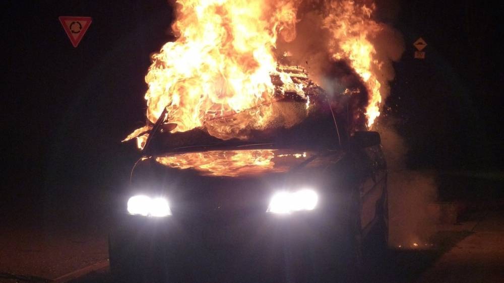 Неизвестные в Петербурге сожгли авто главного фаната «Зенита»