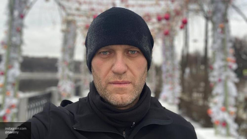 Гаспарян назвал попыткой "плюнуть в День Победы" критику Навального детских календарей