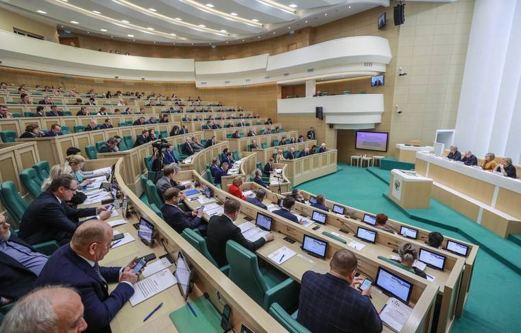 Сенаторы одобрили идею закрепления в Конституции РФ особых территорий