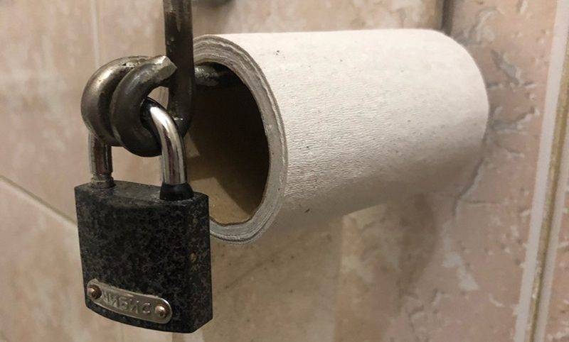 В российской больнице повесили замок на туалетную бумагу. И вот почему