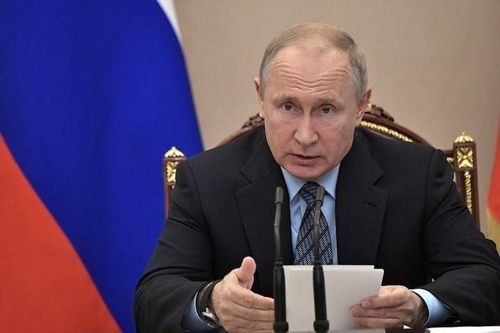Источники назвали причину изменения Путиным Конституции России