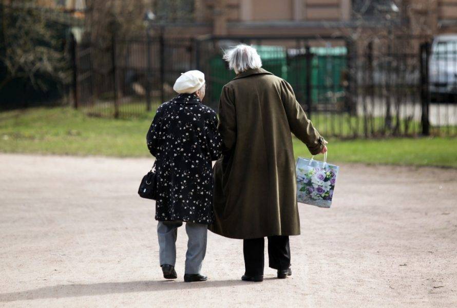 Петербуржцы собирают праздничные подарки для пожилых одиноких мужчин и женщин