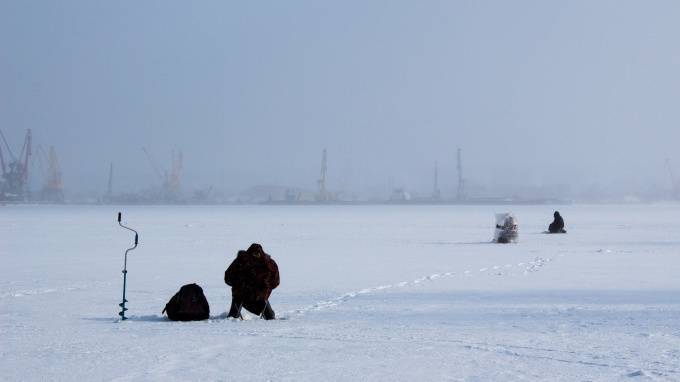 Петербургские спасатели ловят безрассудных рыбаков на тонком льду Финского залива