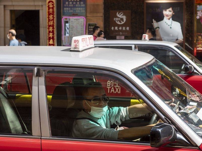 В Китае таксисты и аптеки будут собирать данные о клиентах из-за коронавируса