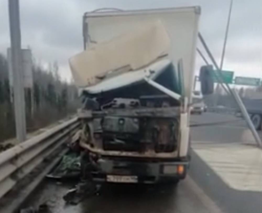 Два раскуроченных после ДТП на КАД грузовика попали на видео