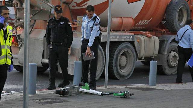 Видео: бетономешалка сбила мальчика на электросамокате в Тель-Авиве
