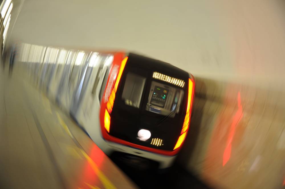 Человек упал на рельсы на станции метро «Рязанский проспект»